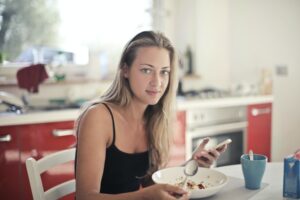 Woman eating intuitive eating