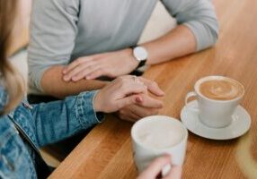 Man comforting woman with an eating disorder over coffee